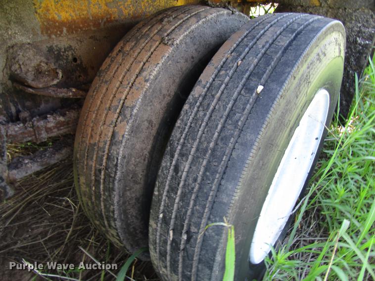 image for item DG1207 1983 Ford F600G oil distributor truck