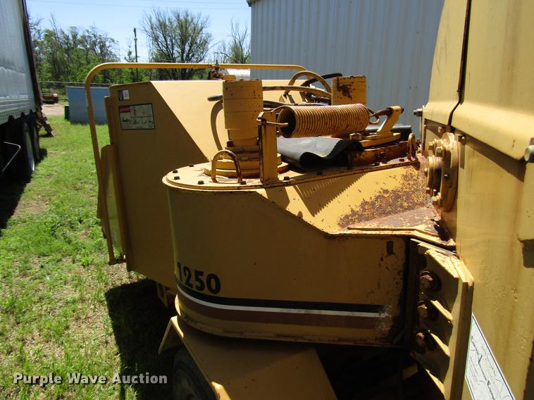 image for item DG1208 1992 Vermeer 1250BC wood chipper