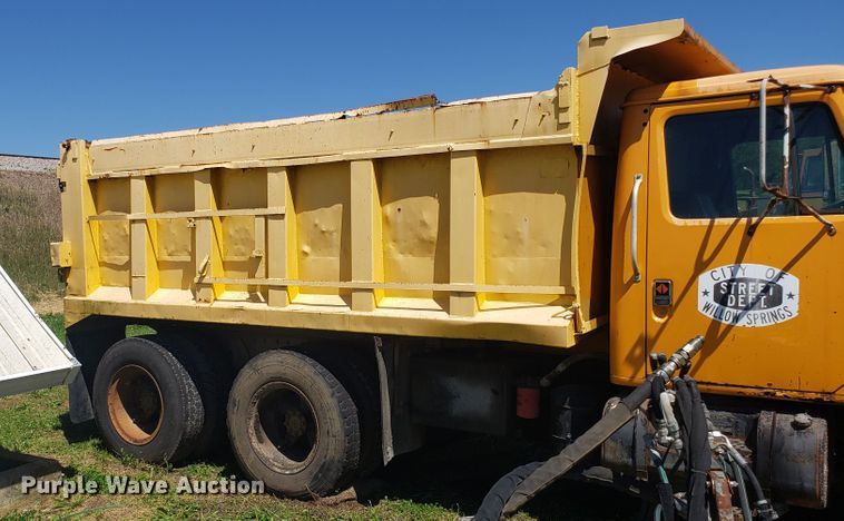image for item EU9816 1990 International 4900 dump truck