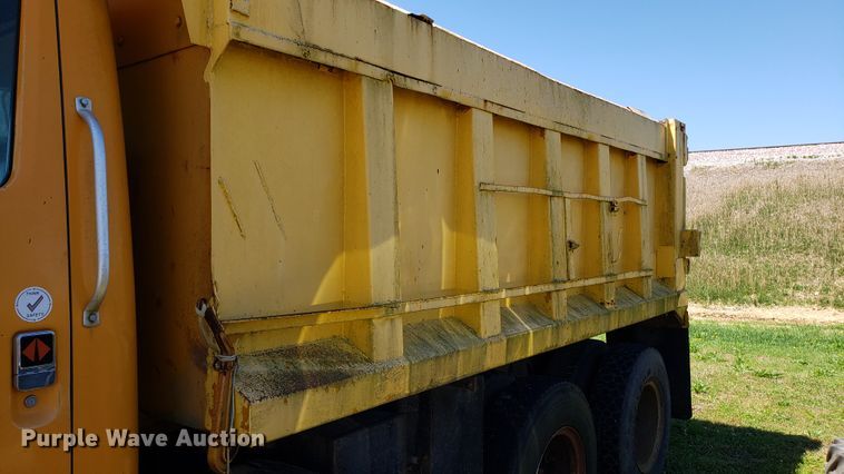 image for item EU9816 1990 International 4900 dump truck