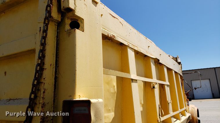 image for item EU9816 1990 International 4900 dump truck