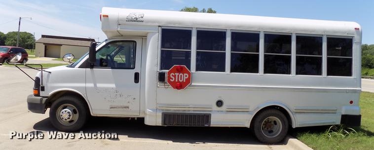 image for item FJ9314 2004 Chevrolet G3500 school bus