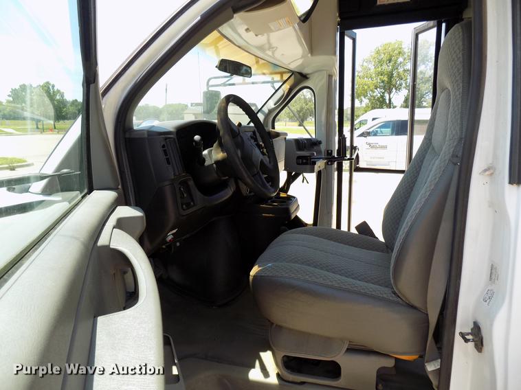 image for item FJ9314 2004 Chevrolet G3500 school bus