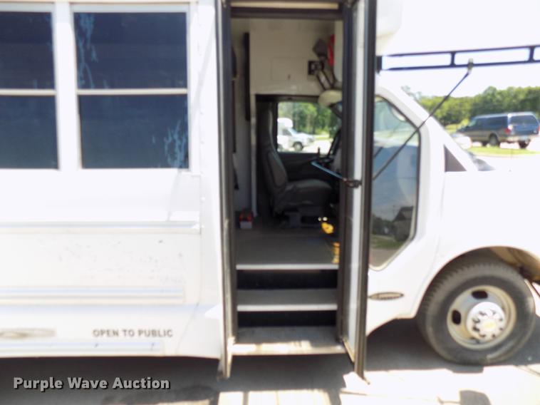 image for item FJ9314 2004 Chevrolet G3500 school bus