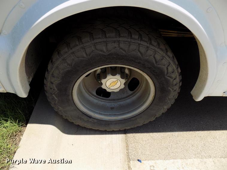 image for item FJ9314 2004 Chevrolet G3500 school bus