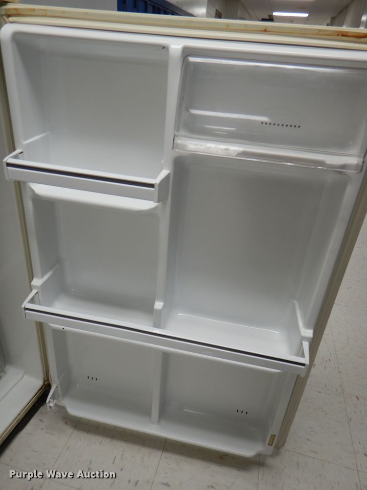 White Westinghouse refrigerator in Bonner Springs, KS Item FQ9944