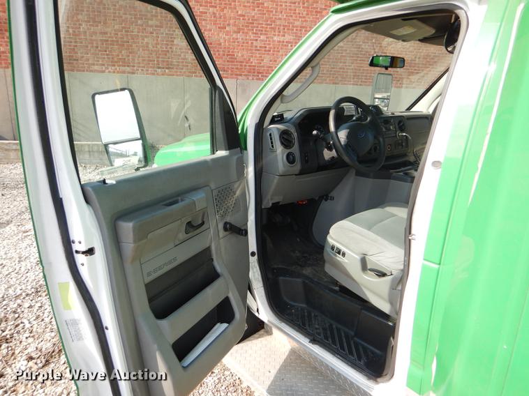 image for item FT9501 2011 Ford Econoline E450 shuttle bus