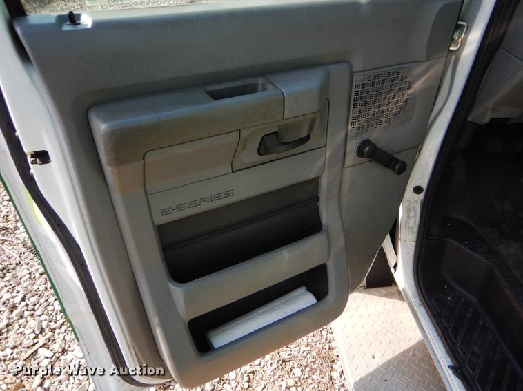 image for item FT9501 2011 Ford Econoline E450 shuttle bus