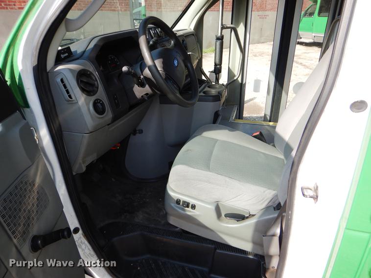 image for item FT9501 2011 Ford Econoline E450 shuttle bus