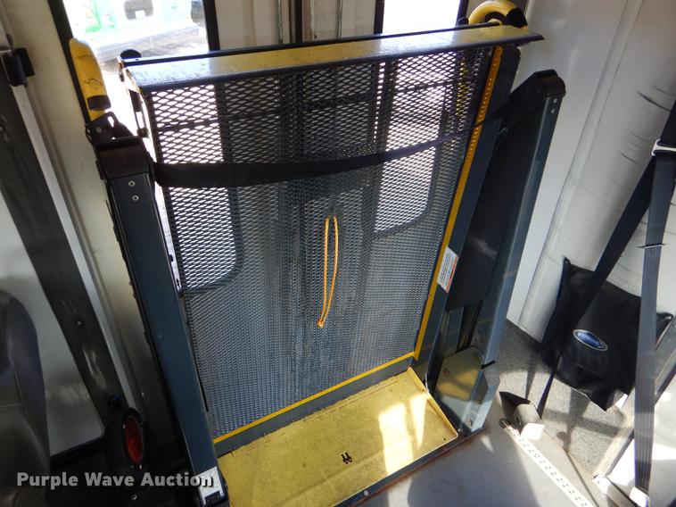 image for item FT9501 2011 Ford Econoline E450 shuttle bus