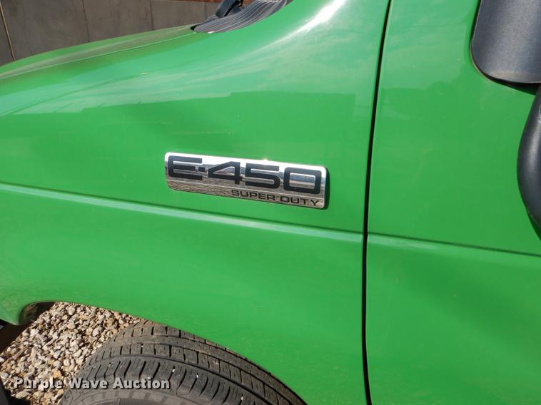 image for item FT9501 2011 Ford Econoline E450 shuttle bus