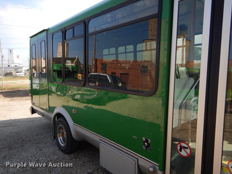 image for item FT9501 2011 Ford Econoline E450 shuttle bus