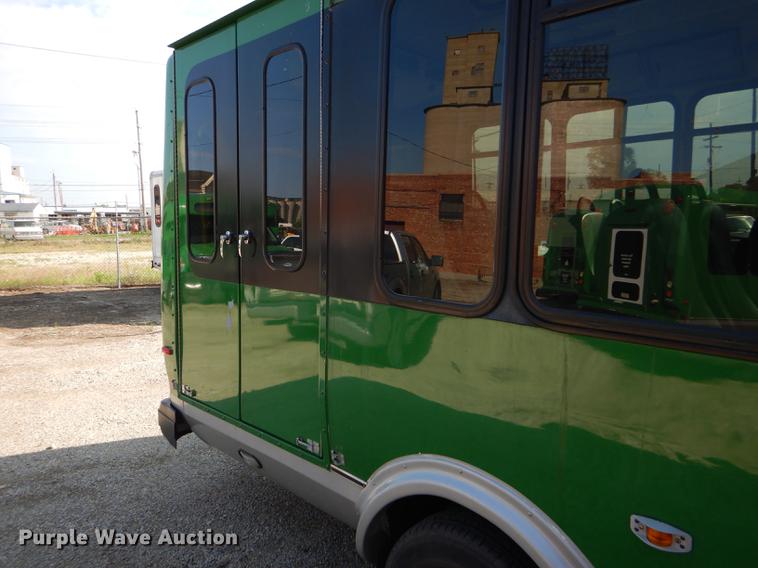 image for item FT9501 2011 Ford Econoline E450 shuttle bus