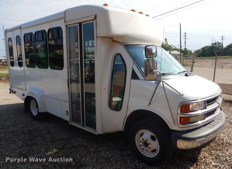 image for item FT9502 2001 Chevrolet Express 3500 Goshen Coach shuttle bus