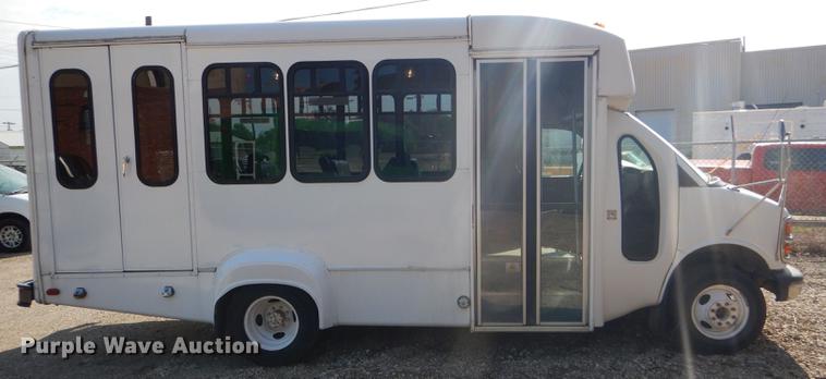 image for item FT9502 2001 Chevrolet Express 3500 Goshen Coach shuttle bus