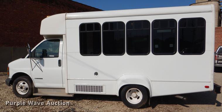 image for item FT9502 2001 Chevrolet Express 3500 Goshen Coach shuttle bus