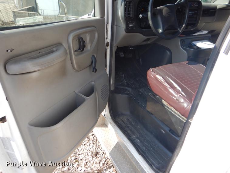 image for item FT9502 2001 Chevrolet Express 3500 Goshen Coach shuttle bus