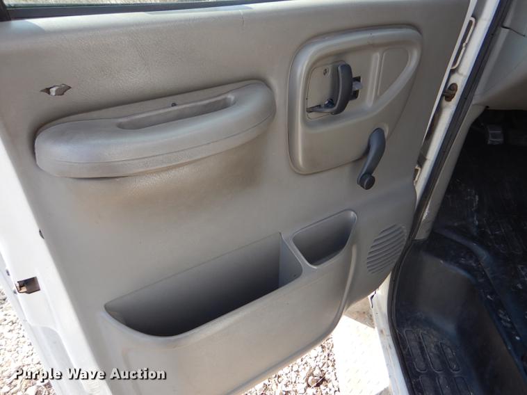 image for item FT9502 2001 Chevrolet Express 3500 Goshen Coach shuttle bus