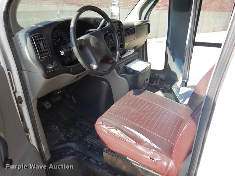 image for item FT9502 2001 Chevrolet Express 3500 Goshen Coach shuttle bus