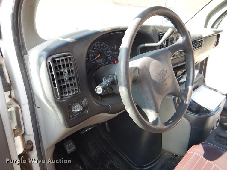 image for item FT9502 2001 Chevrolet Express 3500 Goshen Coach shuttle bus