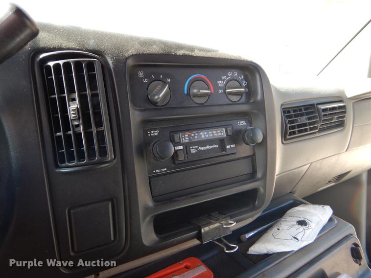 image for item FT9502 2001 Chevrolet Express 3500 Goshen Coach shuttle bus