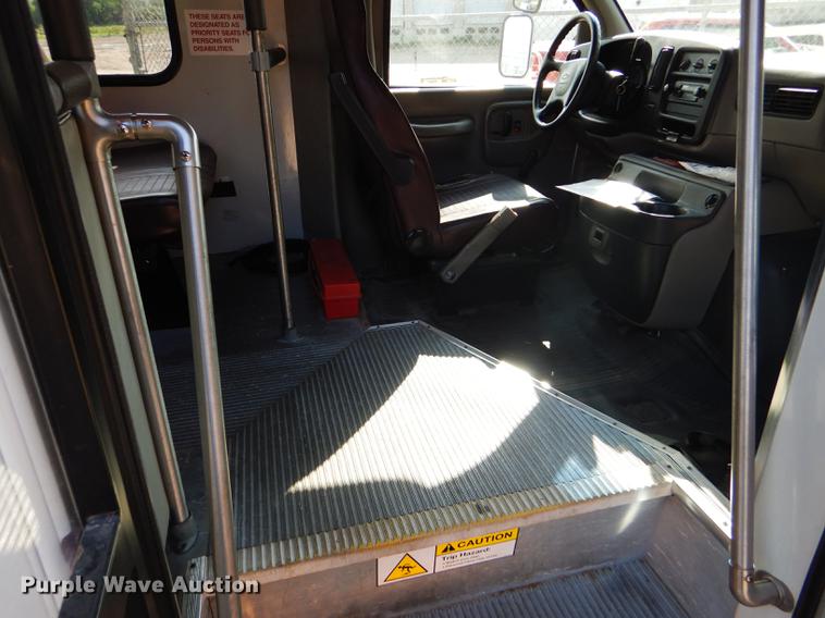 image for item FT9502 2001 Chevrolet Express 3500 Goshen Coach shuttle bus