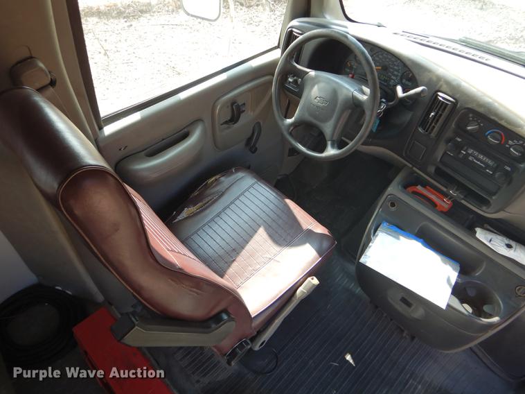 image for item FT9502 2001 Chevrolet Express 3500 Goshen Coach shuttle bus