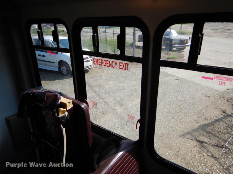 image for item FT9502 2001 Chevrolet Express 3500 Goshen Coach shuttle bus