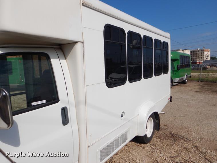 image for item FT9502 2001 Chevrolet Express 3500 Goshen Coach shuttle bus