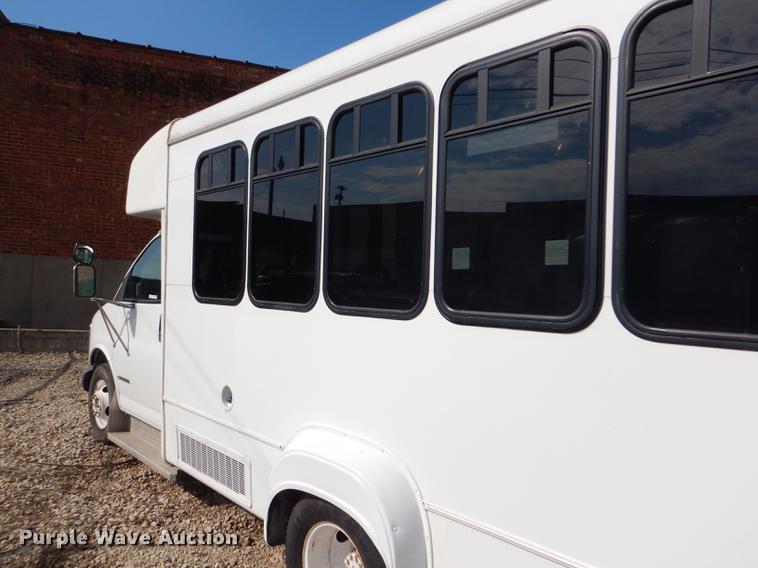 image for item FT9502 2001 Chevrolet Express 3500 Goshen Coach shuttle bus