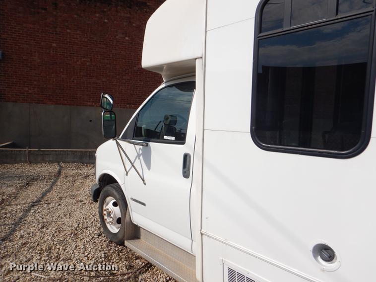 image for item FT9502 2001 Chevrolet Express 3500 Goshen Coach shuttle bus