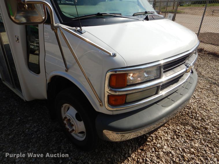 image for item FT9502 2001 Chevrolet Express 3500 Goshen Coach shuttle bus