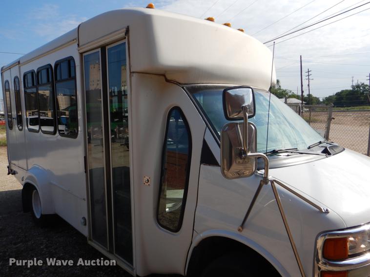 image for item FT9502 2001 Chevrolet Express 3500 Goshen Coach shuttle bus