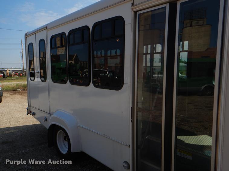 image for item FT9502 2001 Chevrolet Express 3500 Goshen Coach shuttle bus