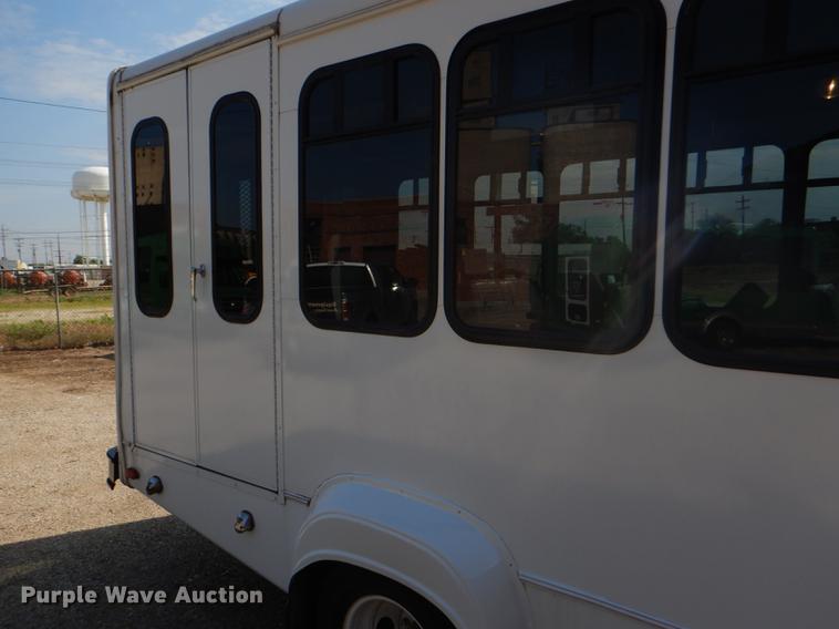 image for item FT9502 2001 Chevrolet Express 3500 Goshen Coach shuttle bus