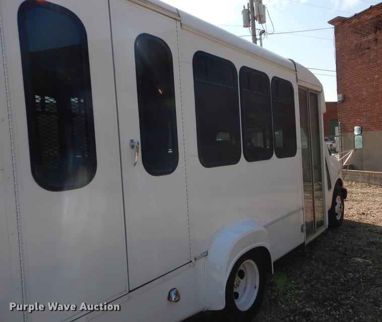 image for item FT9502 2001 Chevrolet Express 3500 Goshen Coach shuttle bus