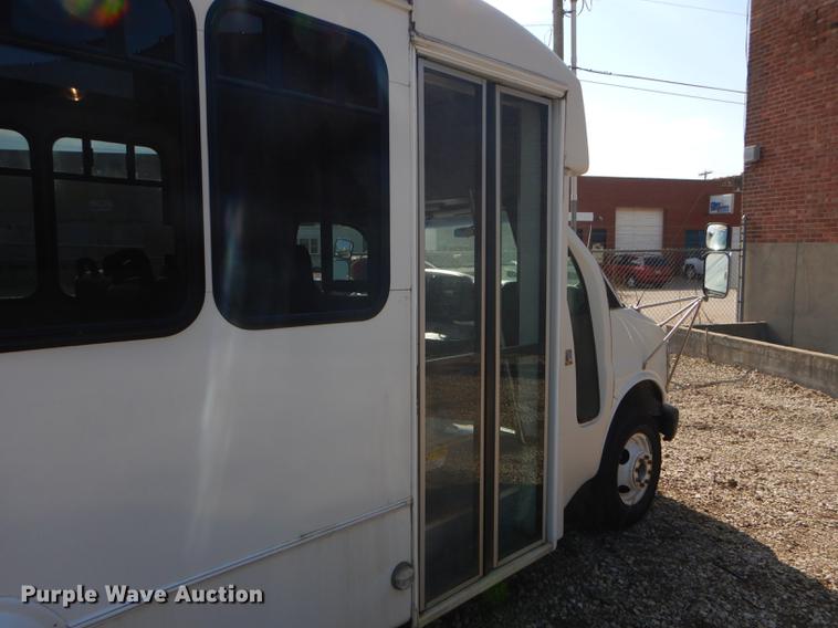 image for item FT9502 2001 Chevrolet Express 3500 Goshen Coach shuttle bus