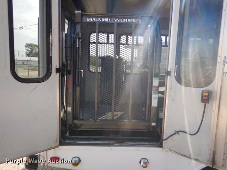 image for item FT9502 2001 Chevrolet Express 3500 Goshen Coach shuttle bus