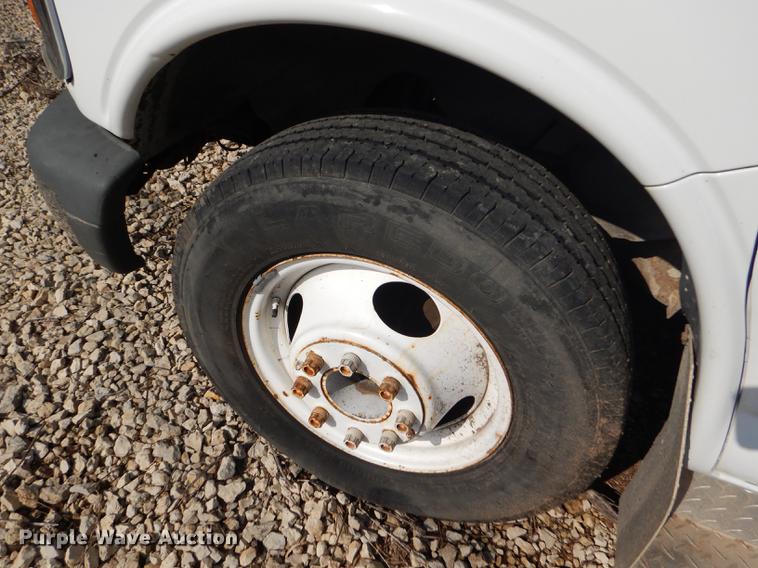 image for item FT9502 2001 Chevrolet Express 3500 Goshen Coach shuttle bus