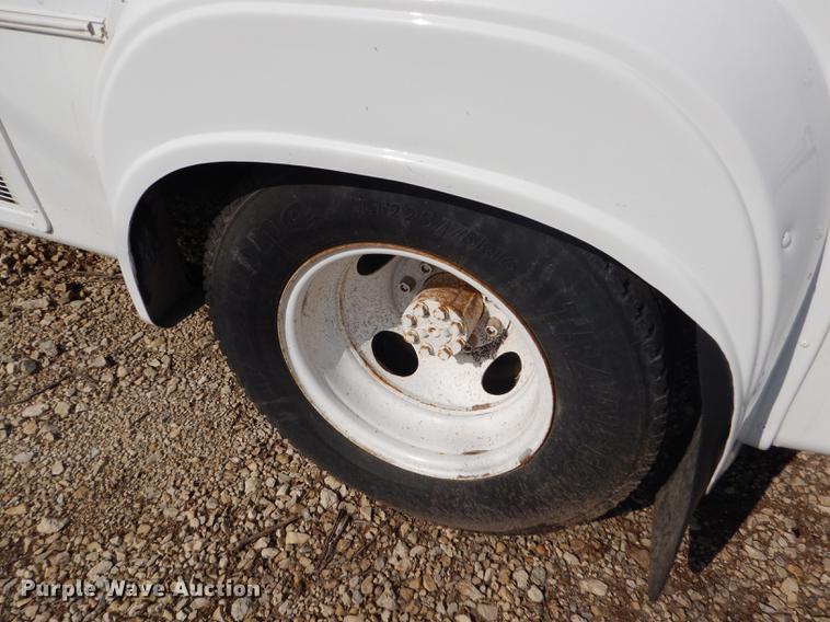 image for item FT9502 2001 Chevrolet Express 3500 Goshen Coach shuttle bus