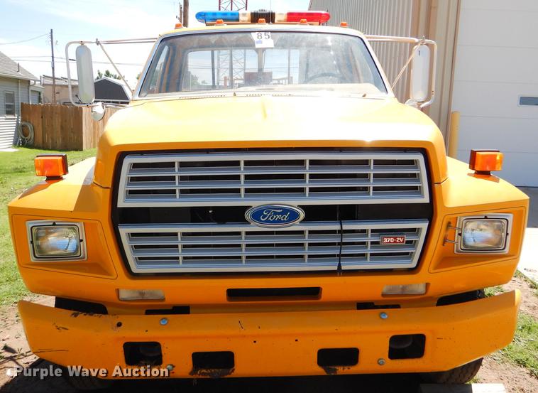 image for item FT9510 1985 Ford F600 fire truck