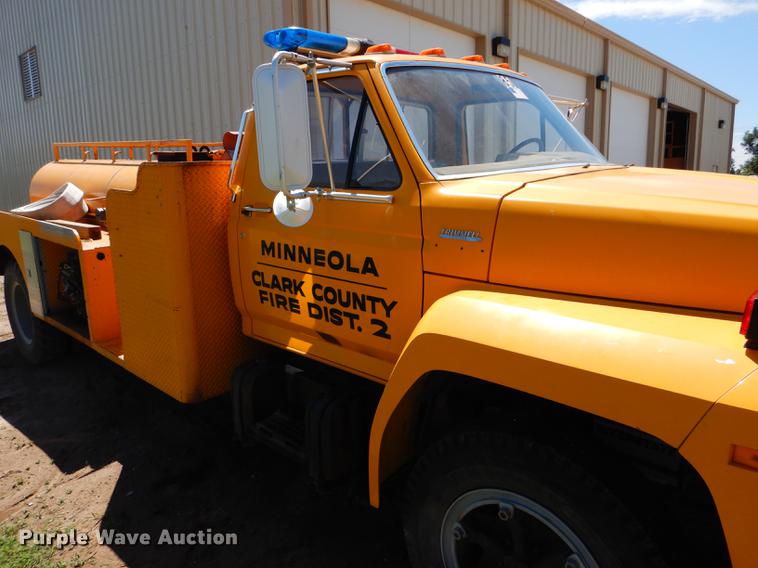 image for item FT9510 1985 Ford F600 fire truck