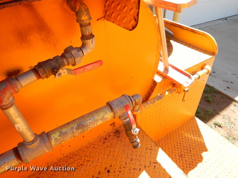 image for item FT9510 1985 Ford F600 fire truck