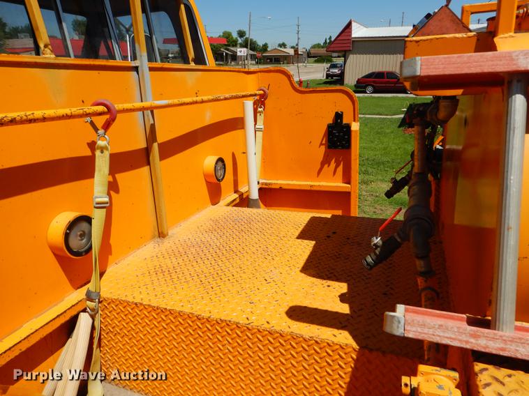 image for item FT9510 1985 Ford F600 fire truck