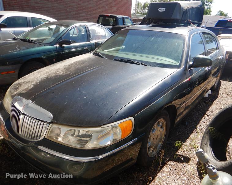 image for item FT9542 1999 Lincoln Town Car Executive