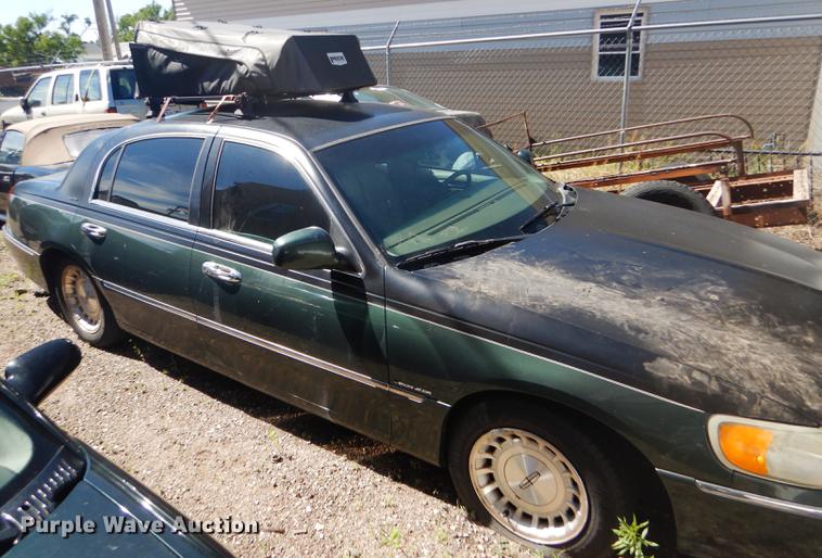 image for item FT9542 1999 Lincoln Town Car Executive