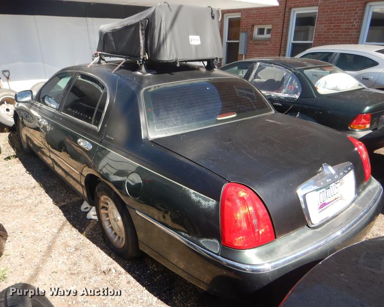 image for item FT9542 1999 Lincoln Town Car Executive