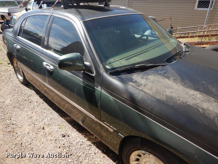 image for item FT9542 1999 Lincoln Town Car Executive