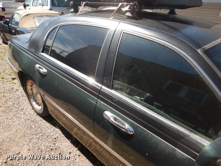 image for item FT9542 1999 Lincoln Town Car Executive