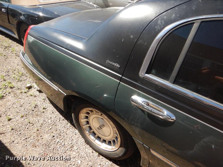 image for item FT9542 1999 Lincoln Town Car Executive